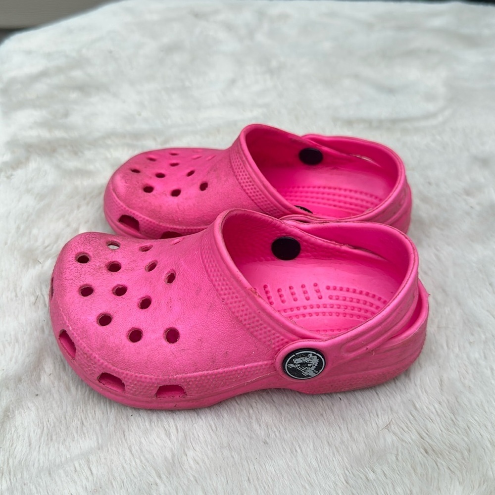 CROCS Kids Vibrant Pink Shoes Size C 6/7
